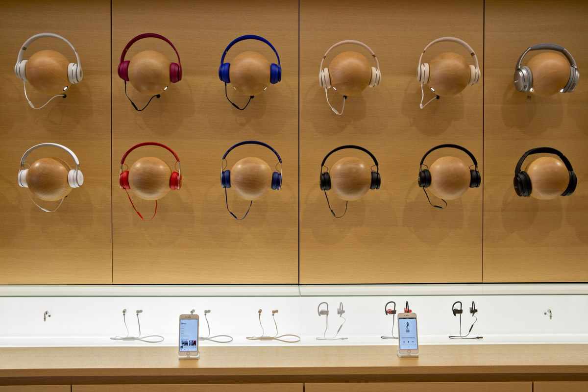 apple stops selling rival earphones