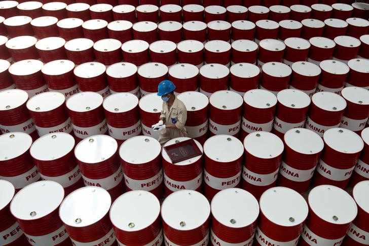 US stockpiles oil tighten market