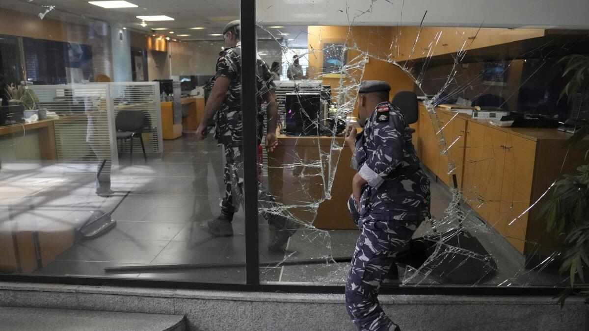 bank,beirut,woman,armed,trapped