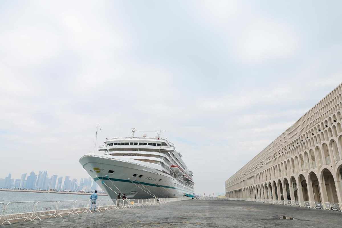 qatar,ship,cruise,artania,tourists
