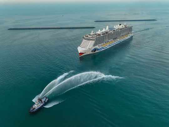 dubai,passengers,harbour,cruise,season