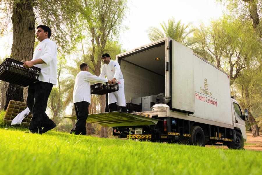 emirates,provide,ready,catering,flight