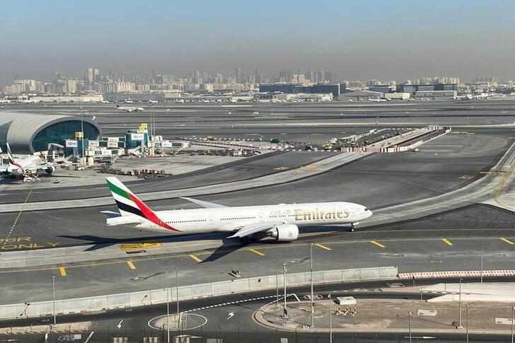 emirates,flight,aviv,dubai,customers