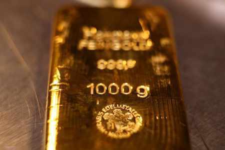 gold yields treasury hovers near