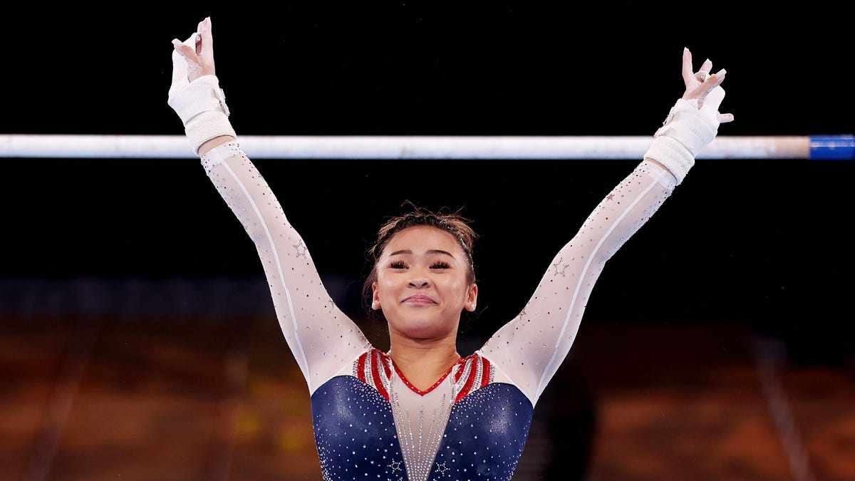 gymnast lee around gold medal