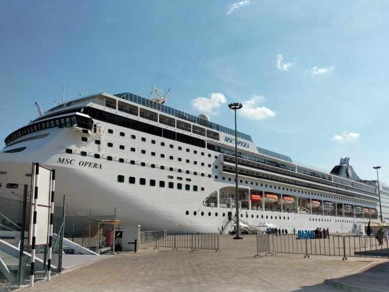 port,passengers,ship,cruise,khasab