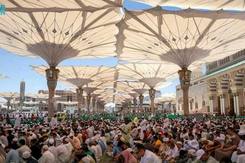 visitors,prophet,mosque,madinah,worshipers