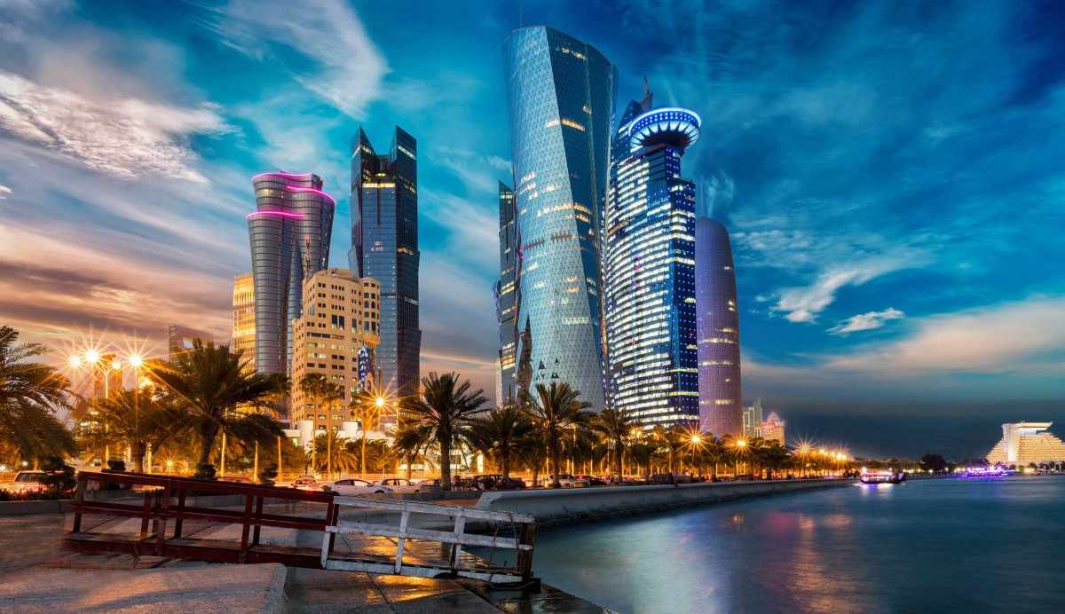 qatar,services,outlook,investor,stable