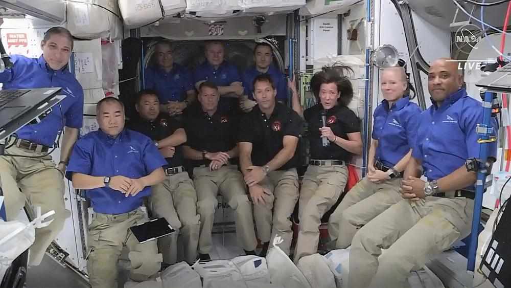 station space astronauts spacex capsule