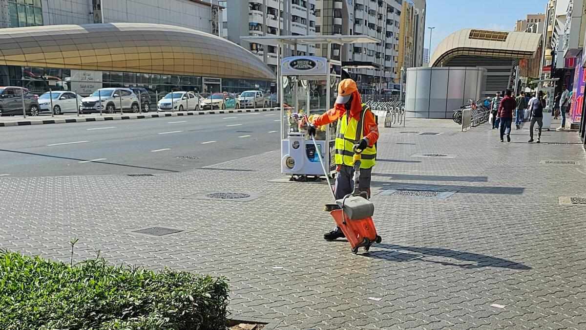 dubai,workers,action,streets,cleaning