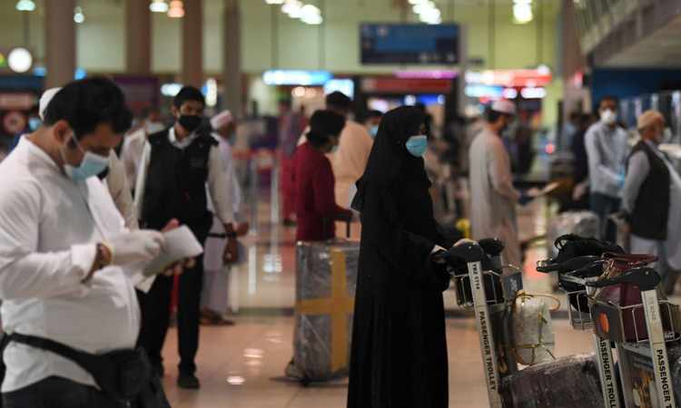 travel pakistani plans expats flights