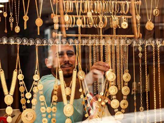 uae,gold,shoppers,bars,coins