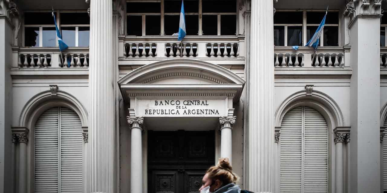 argentina restructuring bondholders government default