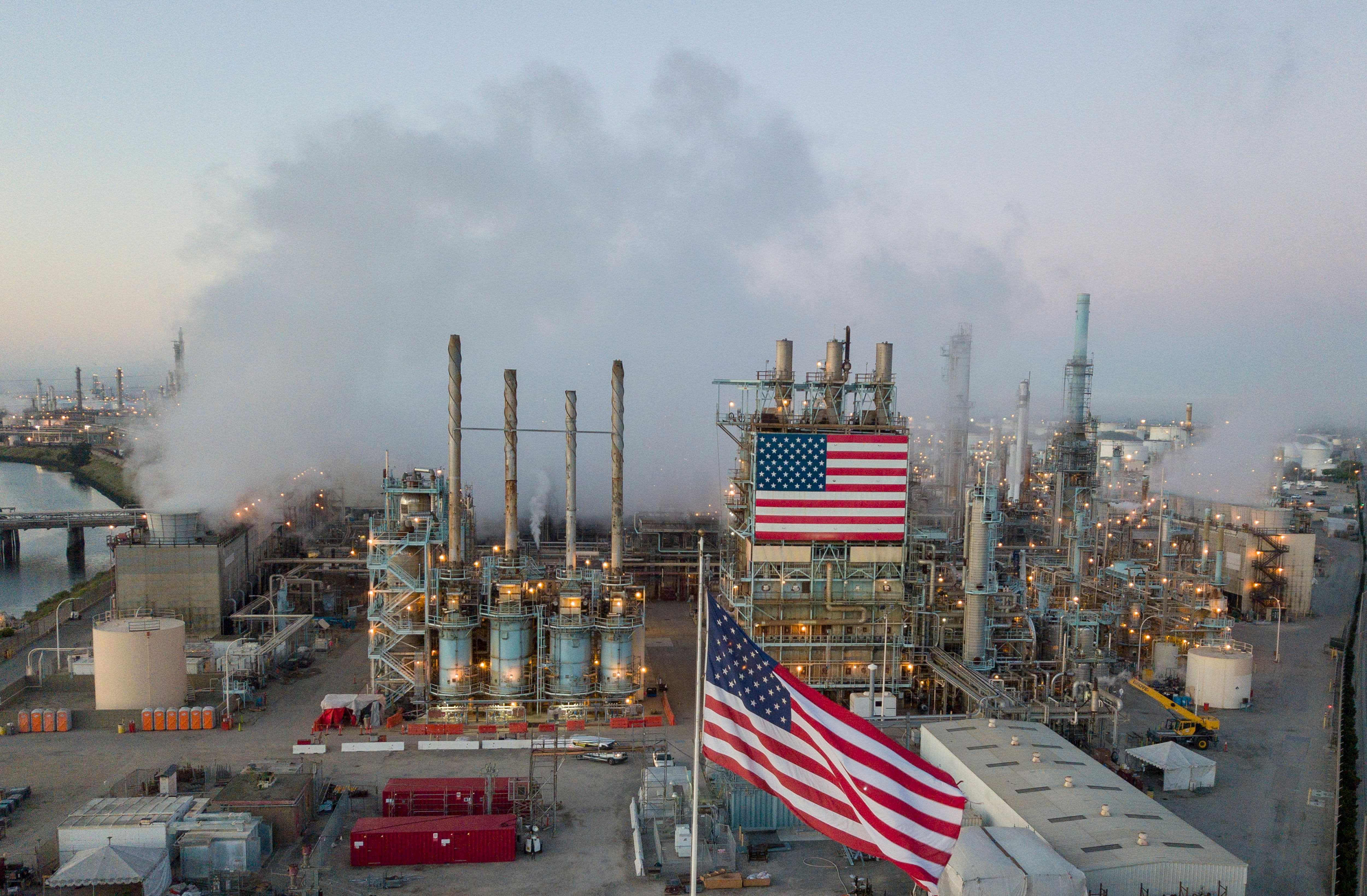 Добыча сша. Нефтеперерабатывающий завод США. Заводы в США Лос Анджелес. Нефтеперерабатывающий завод в Мороко. Нефтедобыча в Лос Анджелесе.